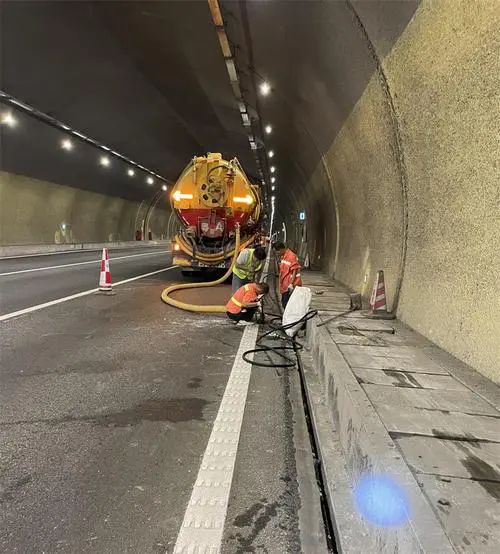 天峨隧道排水渠清淤